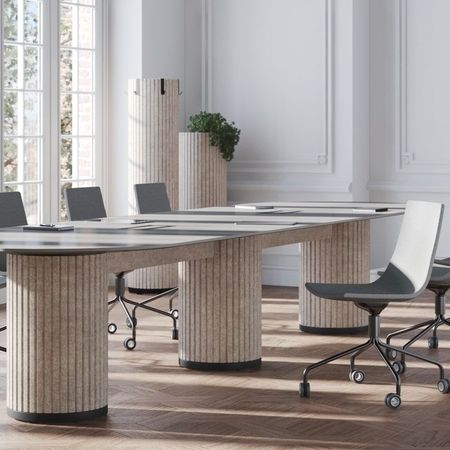 Konferenztisch mit Säulen